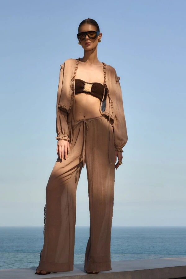 Conjunto Blusa e Calça com Detalhes em Babados