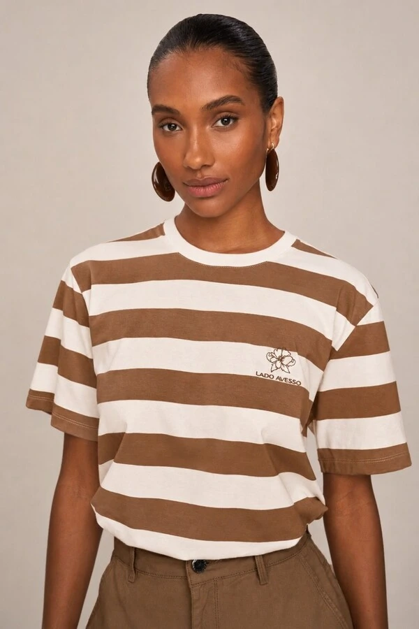Blusa Manga Curta Detalhe Bordado