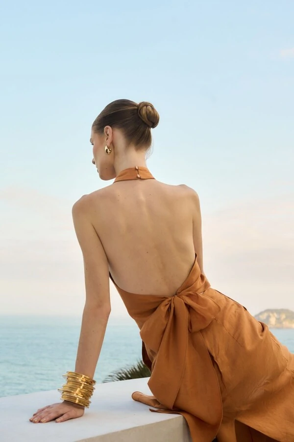 Vestido Frente única com Fivela e Laço Costas