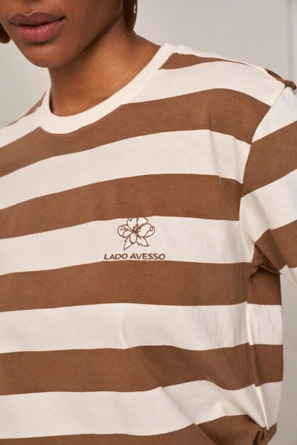 Blusa Manga Curta Detalhe Bordado
