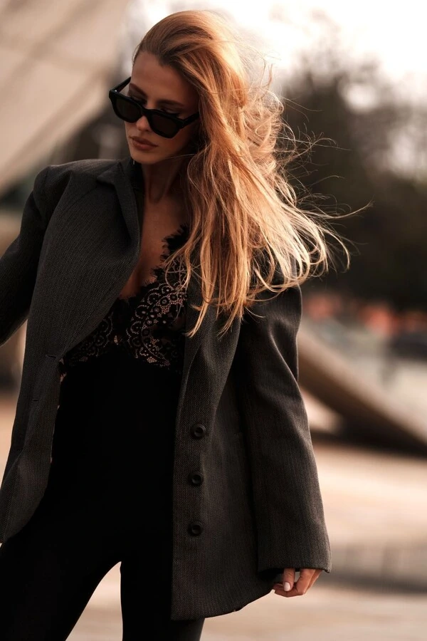 Macacão Justo com Renda no Corpinho