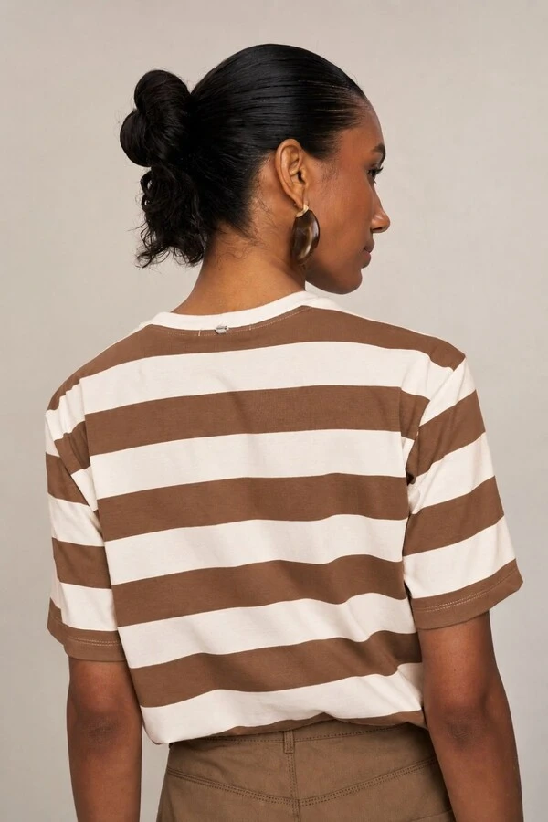 Blusa Manga Curta Detalhe Bordado