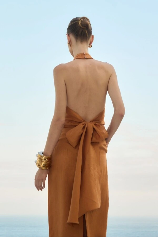 Vestido Frente única com Fivela e Laço Costas