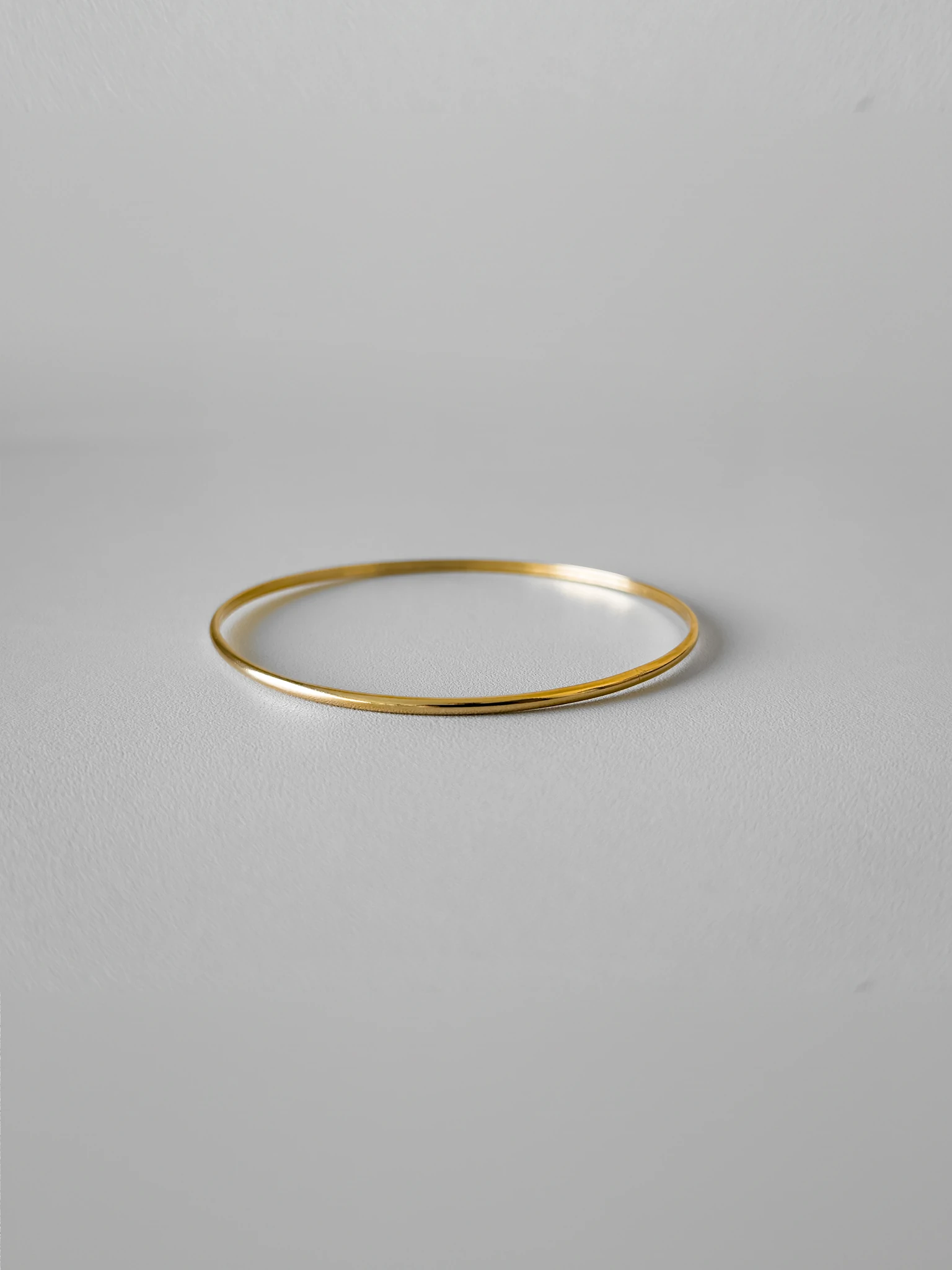 FotoPulseira Fio Liso 2mm | Prata 925 + Banho Ouro 18k | Minimalista
