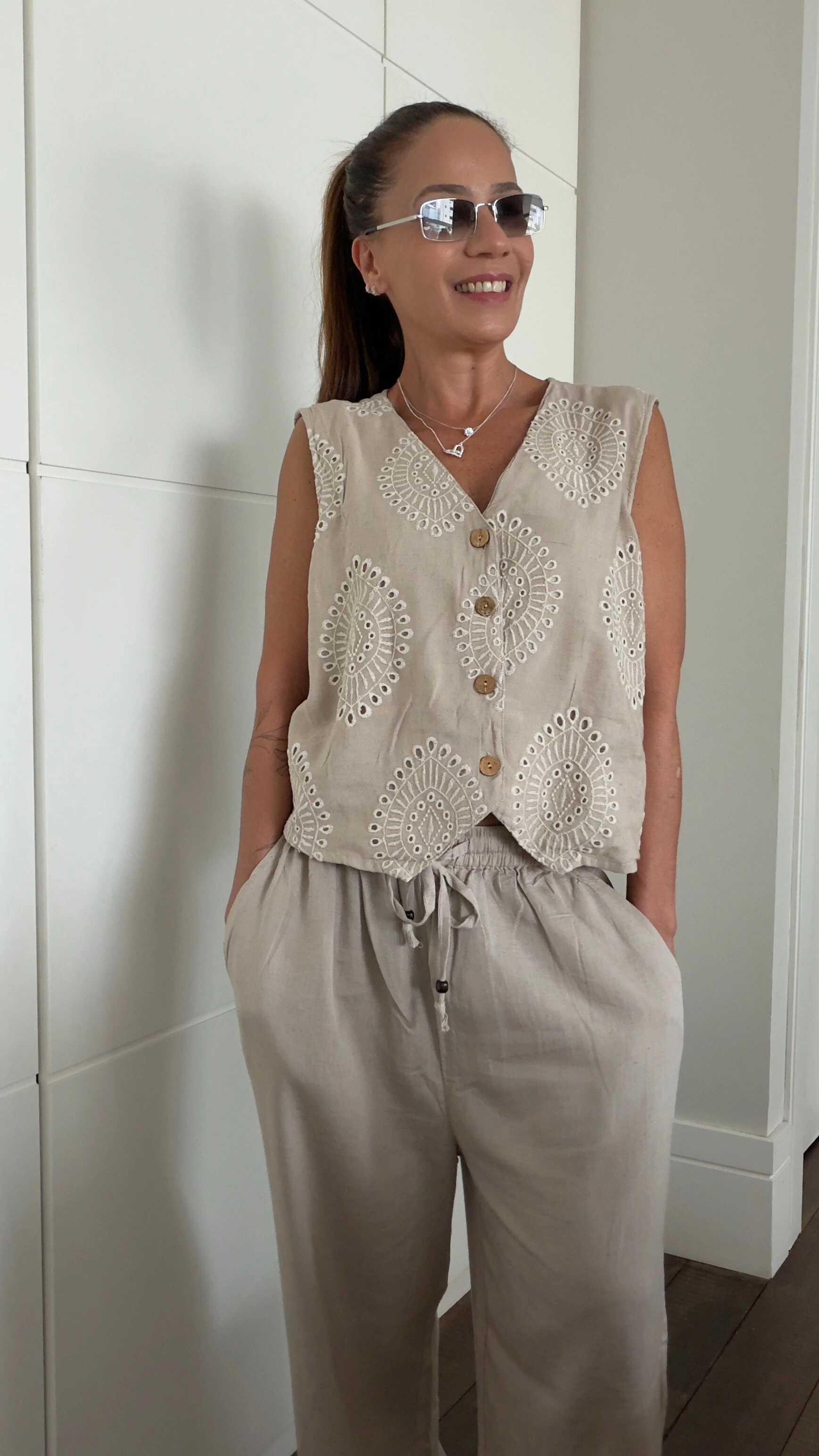 Foto Conjunto Colete Bordado e Calça Pantalona Areia