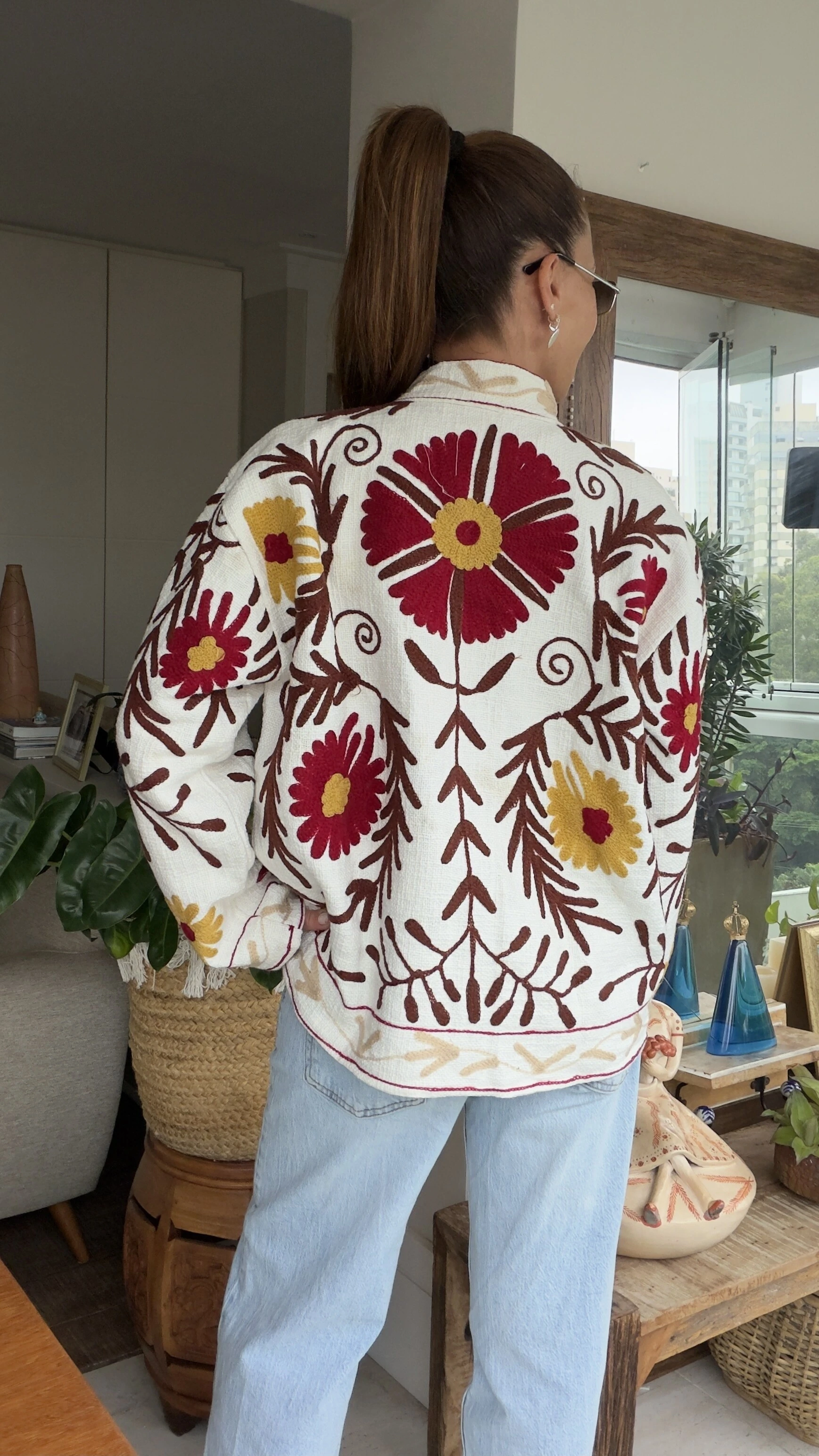 Foto Casaco Bordado Linho Off White Flores Mostarda e Vermelho Tati Veste