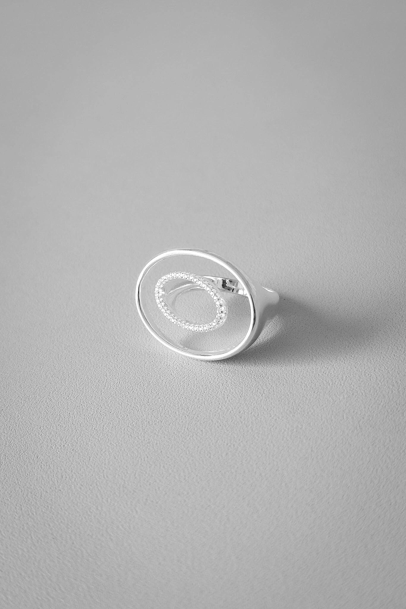 FotoAnel Vazado Detalhe Oval Cravejado | Prata 925 | Geométrico