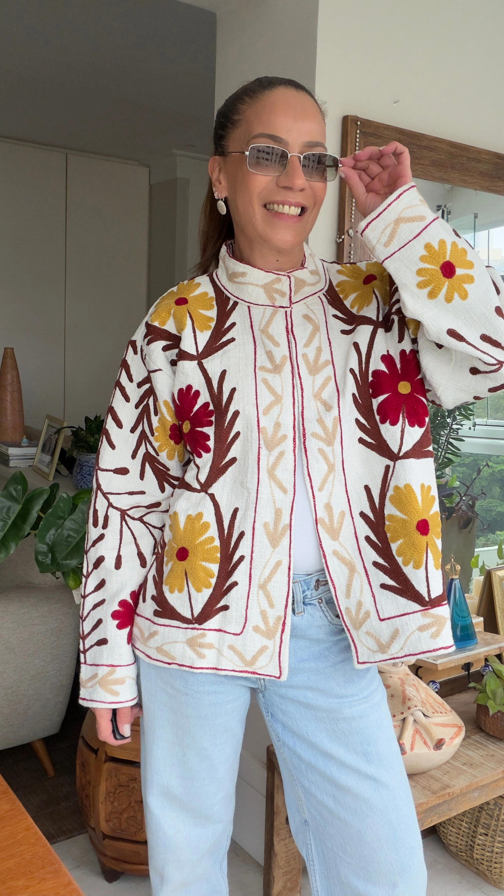 Foto Casaco Bordado Linho Off White Flores Mostarda e Vermelho Tati Veste
