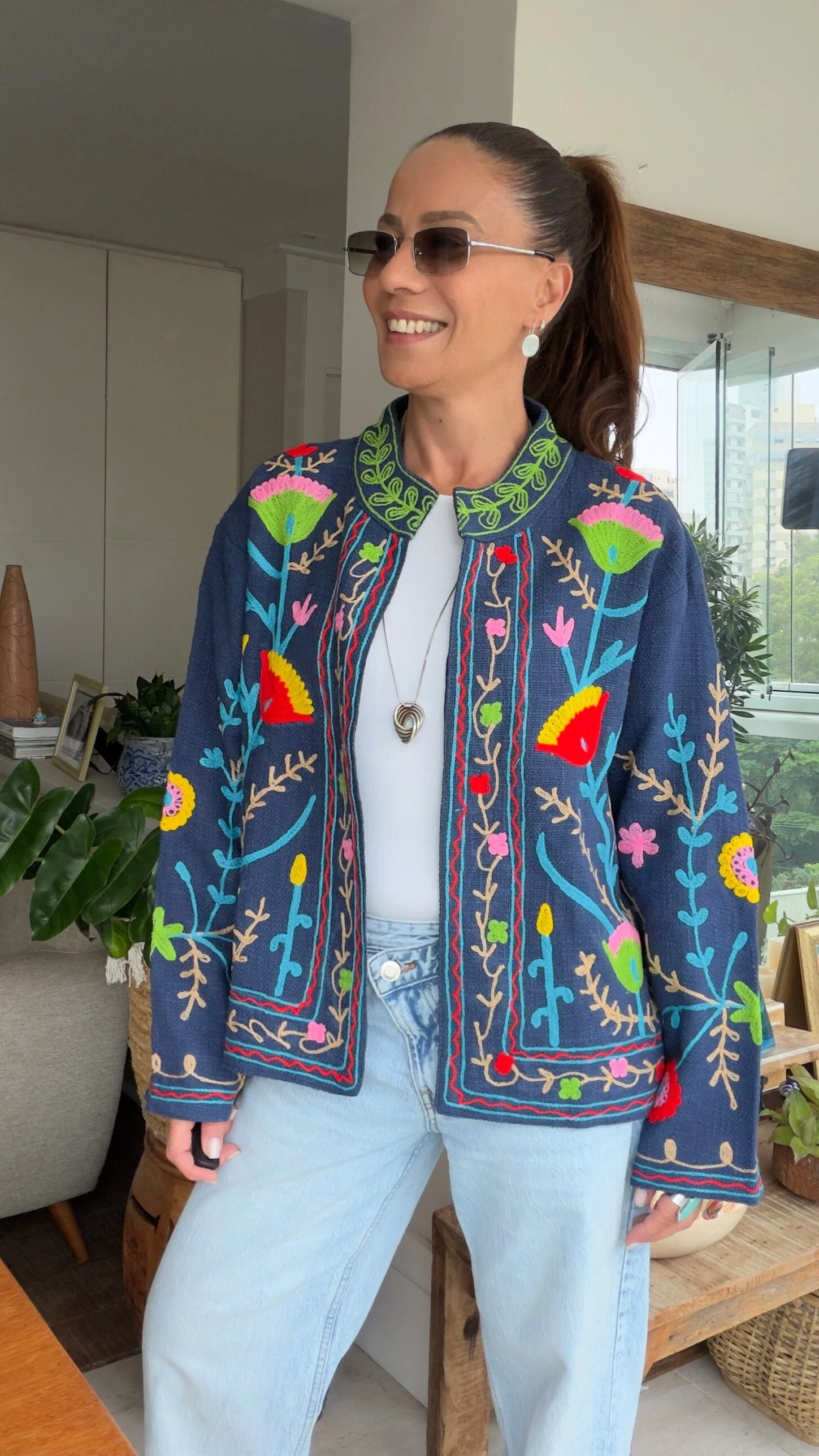 Foto Casaco Bordado Linho Azul Marinho Flores Coloridas Tati Veste