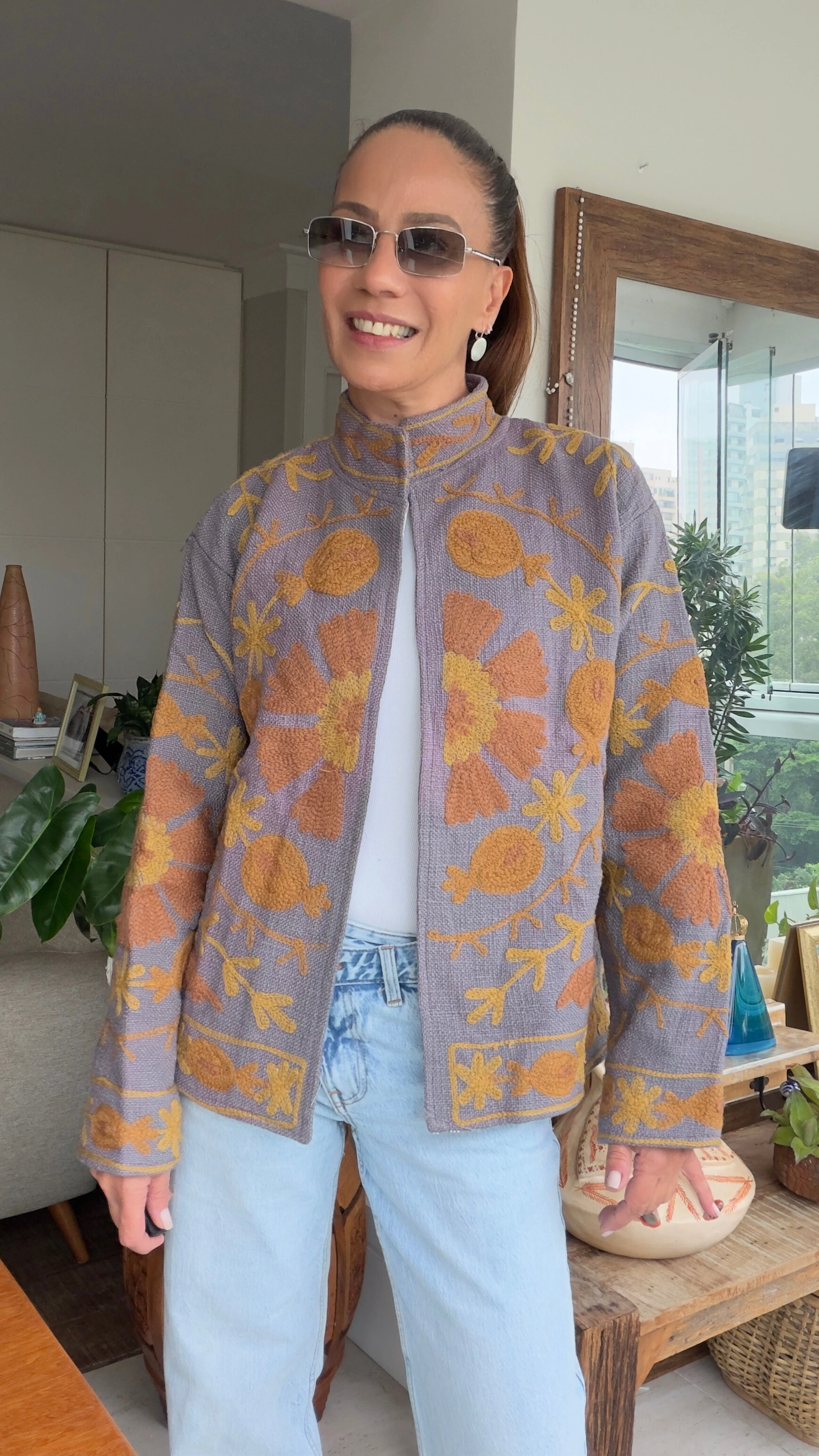 Foto Casaco Bordado Linho Lilás Flores Mostarda e Caramelo Tati Veste