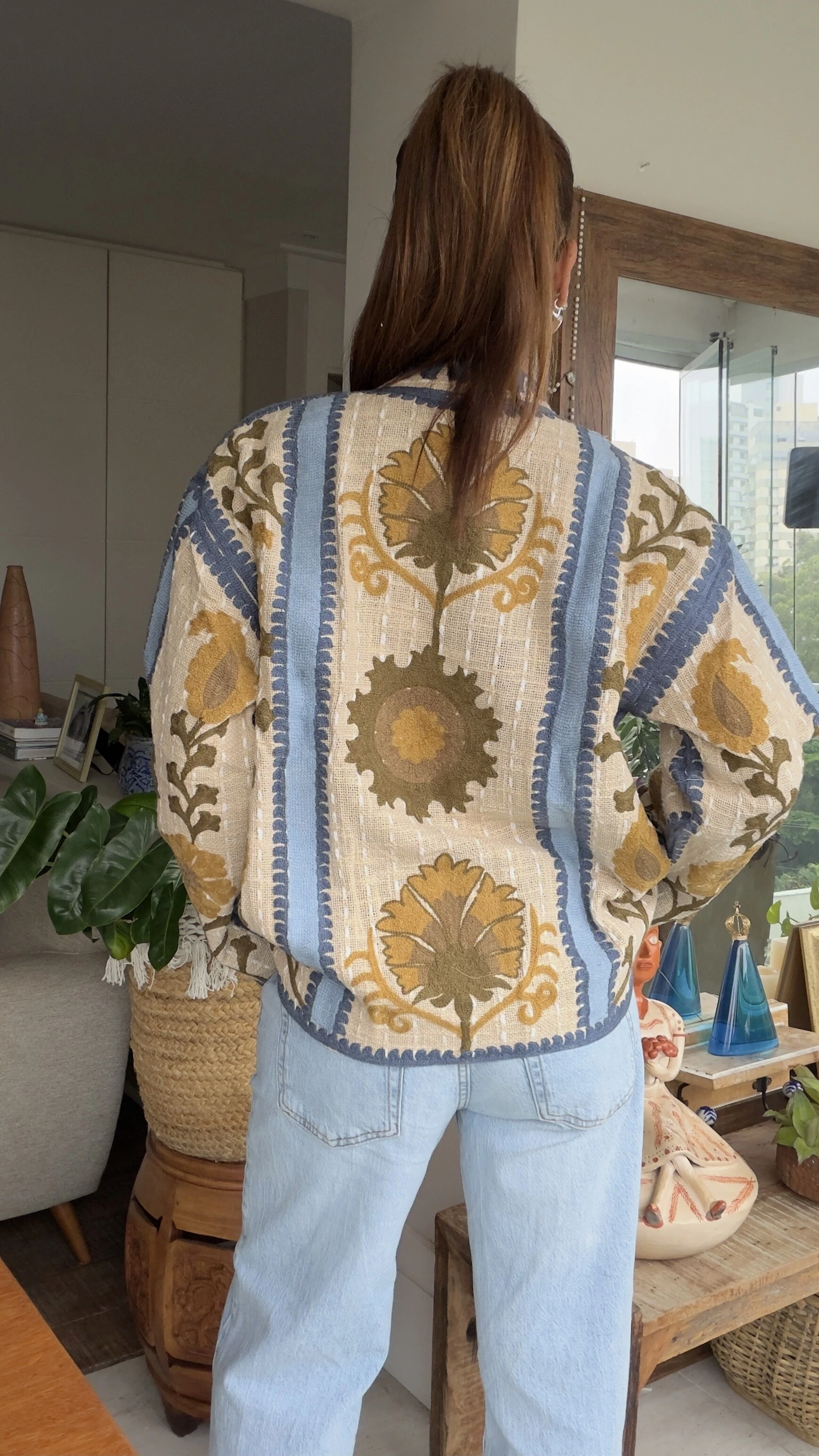 Foto Casaco Bordado Linho Cru Listras Azuis Flores Mostarda Tati Veste