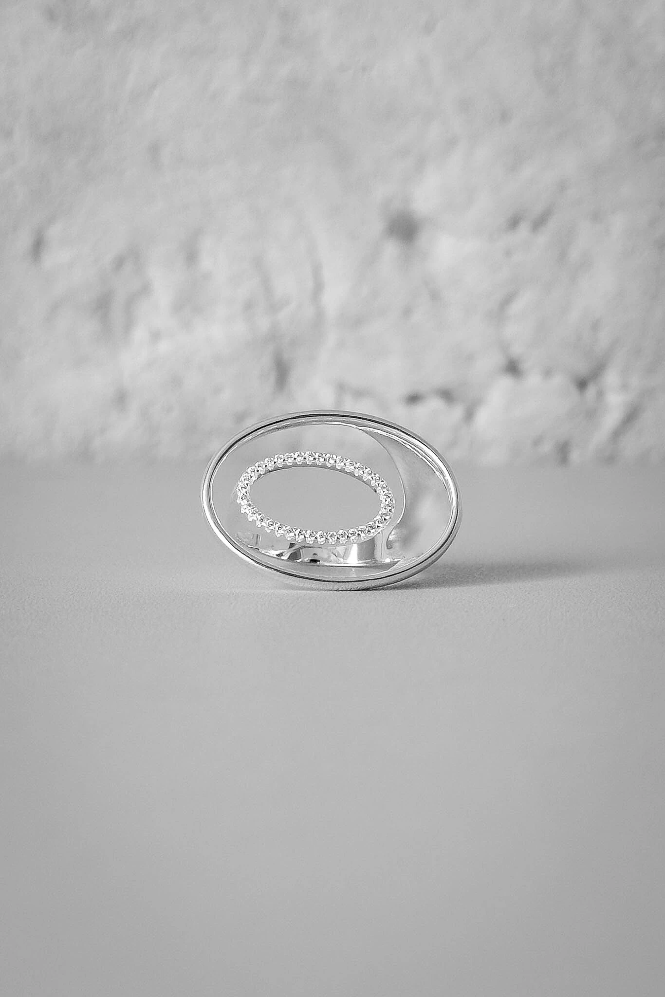 FotoAnel Vazado Detalhe Oval Cravejado | Prata 925 | Geométrico