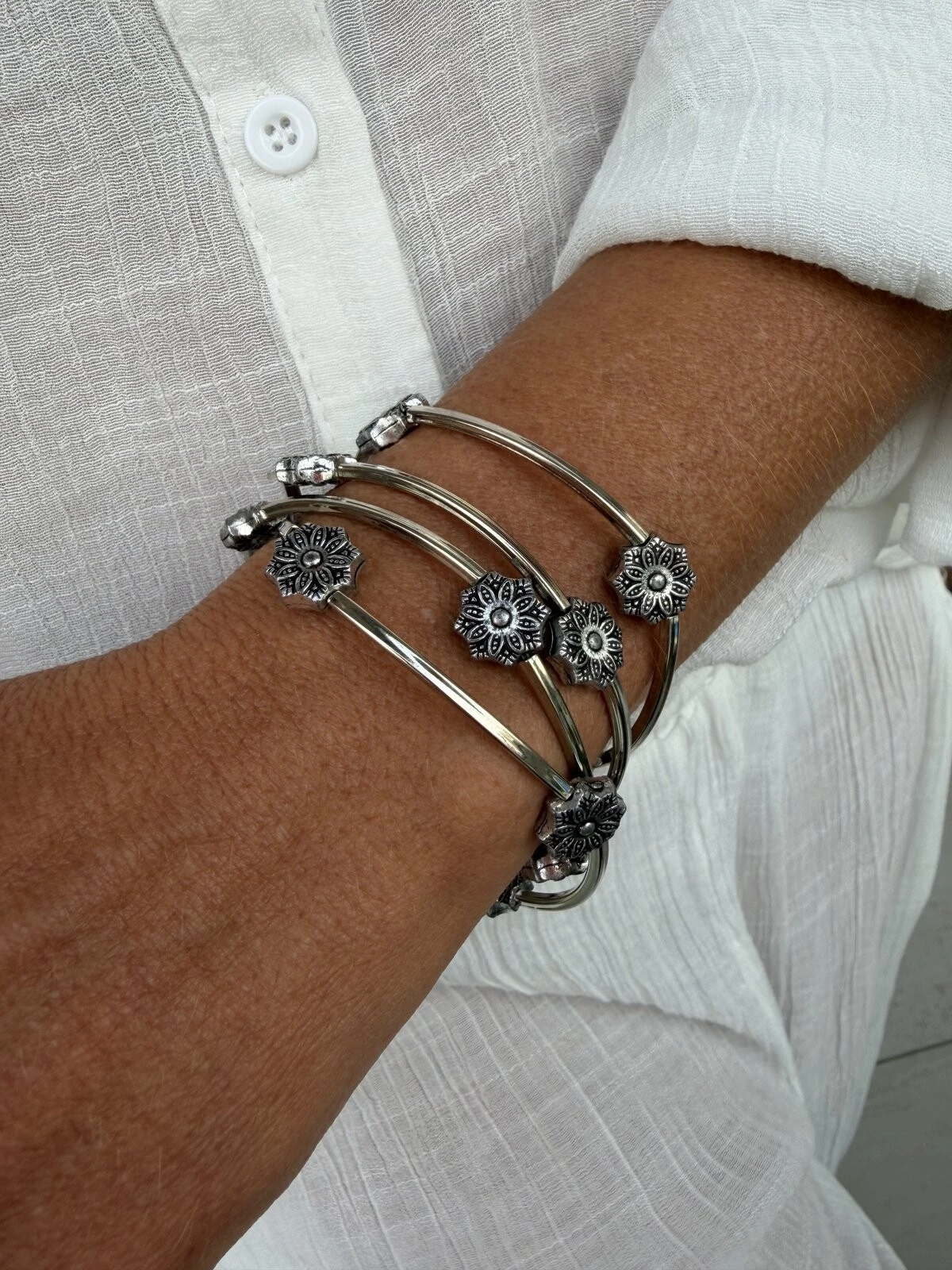 Foto Colar/Pulseira Segmentos e Florzinhas Banho de Prata