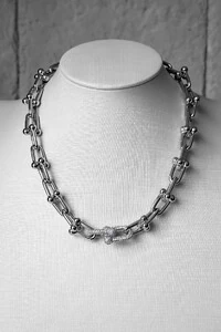 Colar Elos Geométricos Cravejado | Banho Ródio | Inspiração