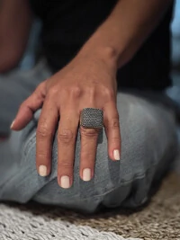 Anel Quadrado Bolinhas Ajustável | Banho de Prata 925