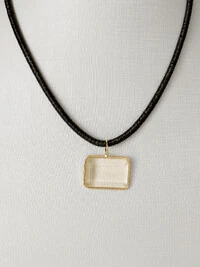 Colar Couro Pingente Resinado | Moderno