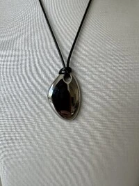 Colar Pingente Gota Orgânica Banho de Ródio Cordão de Couro