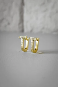 Brinco Argola Ferradura com Zircônias | Banho de Ouro 18k | Contemporâneo