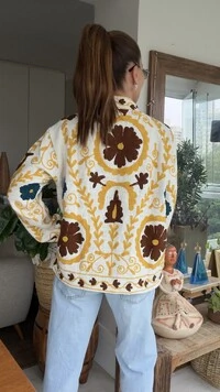 Casaco Bordado Linho Off-White Flores Mostarda e Marrom Tati Veste