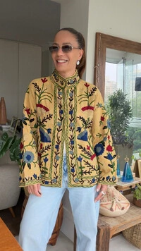 Casaco Bordado Linho Amarelo Palha Flores Azuis e Bordô Tati Veste