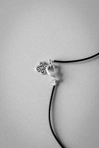 Colar Couro Placas Marteladas | Banho de Prata 925 | Moderno