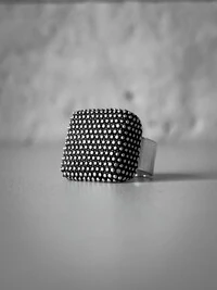 Anel Quadrado Bolinhas Ajustável | Banho de Prata 925