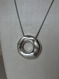 Colar Longo com Pingente Circular em Banho de Prata 80cm | Tatsi