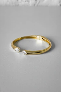 Bracelete Aberto Pontas Cravejadas | Banho Ouro 18k | Elegante
