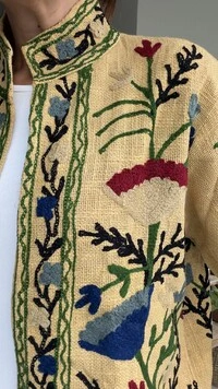Casaco Bordado Linho Amarelo Palha Flores Azuis e Bordô Tati Veste