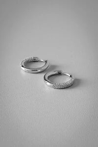 Argola Pavê Delicada | Banho de Ródio | Elegante