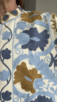 Casaco Bordado Linho Off White Mandala Azul e Mostarda Tati Veste