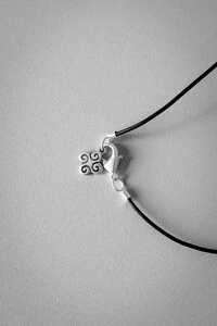 Colar Couro Quadrados Martelados | Banho de Prata 925 | Contemporâneo