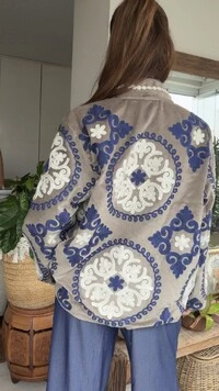 Casaco Bordado Veludo Taupe Medalhões Azul e Branco Tati Veste
