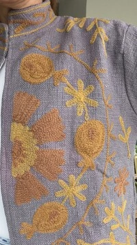 Casaco Bordado Linho Lilás Flores Mostarda e Caramelo Tati Veste
