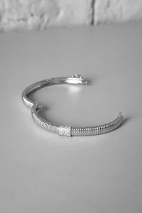 Bracelete Riscas Cravejado | Banho Ródio | Moderno