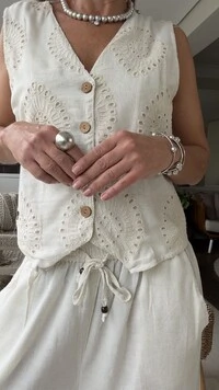 Conjunto Colete Bordado e Calça Pantalona Off-White