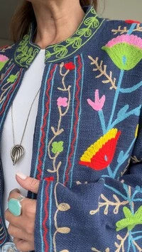 Casaco Bordado Linho Azul Marinho Flores Coloridas Tati Veste