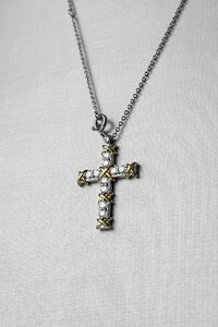 Colar Cruz X Cravejada | Banho Ródio e Ouro 18k | Contemporâneo