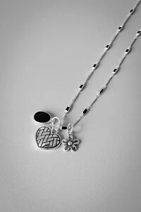 Colar Longo Pingentes Coração, Flor e Pedra Preta | Banho de Prata 925 | Charmoso