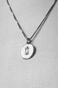 Colar Pingente Redondo Cravejado | Banho Ródio | Delicado