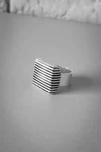 Anel Quadrado Linhas Ajustável | Banho de Prata 925 | Moderno