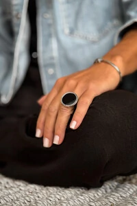 Anel Redondo Preto Ônix | Banho de Prata 925 | Clássico