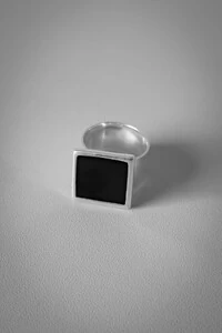 Anel Quadrado Preto Ônix | Banho de Prata 925 | Clássico