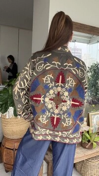 Casaco Bordado Veludo Verde Musgo Flores Azul e Caramelo Tati Veste