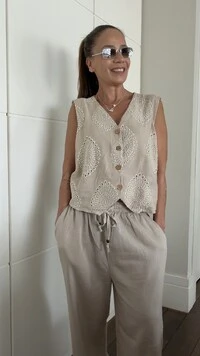 Conjunto Colete Bordado e Calça Pantalona Areia