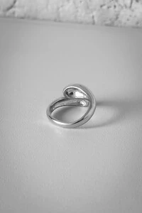 Anel Fio Twist Gota Ajustável | Banho de Ródio | Moderno