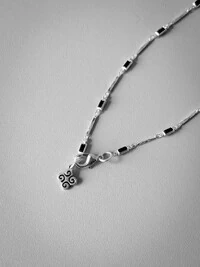 Colar Longo Pingentes Coração, Flor e Pedra Preta | Banho de Prata 925 | Charmoso