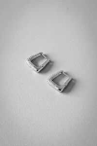 Brinco Geométrico Cravejado P | Banho de Ródio | Moderno