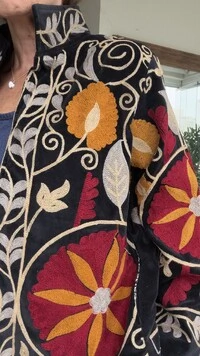 Casaco Bordado Veludo Preto Flores Bordô e Mostarda Tati Veste
