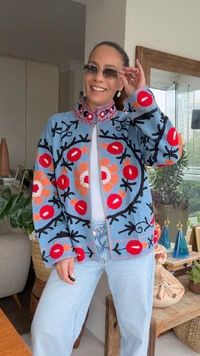 Casaco Bordado Linho Azul Claro Romãs Vermelhas Tati Veste